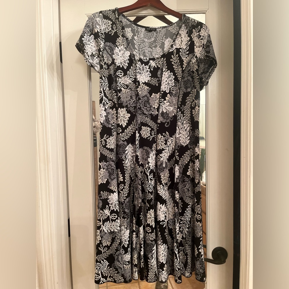Sami & Jo Plus Floral Pleated Dress (1x)